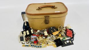 A VINTAGE VANITY CASE AND CONTENTS TO INCLUDE COSTUME JEWELLERY, BEADED NECKLACES AND BANGLES ETC.