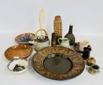 A GROUP OF STUDIO POTTERY PIECES TO INCLUDE EXAMPLE BY KATE GOOD, SGRAFFITO DISHES.