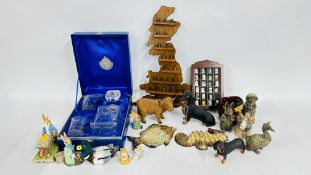 A GROUP OF SUNDRY CHINA AND ORNAMENTS TO INCLUDE THIMBLES AND DISPLAY STANDS, PETER RABBIT FIGURES,