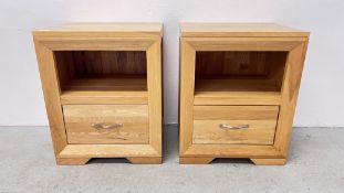 A PAIR OF MODERN GOOD QUALITY SOLID OAK SINGLE DRAWER BEDSIDE CABINETS, W 50CM X D 40CM X H 62CM.