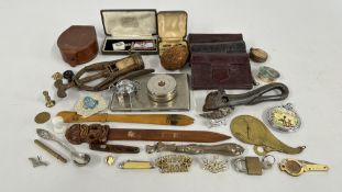 TRAY MIXED COLLECTIBLES TO INCLUDE SILVER AND 14KT GOLD CUFF LINKS, CORKSCREW,