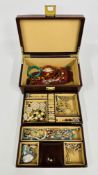 A TAN LEATHERED JEWELLERY CASKET AND CONTENTS TO INCLUDE COSTUME JEWELLERY, AMBER AND SILVER ITEMS.