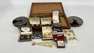 A VINTAGE MAHOGANY BOX AND CONTENTS TO INCLUDE VARIOUS MAINLY VINTAGE TIE CLIPS AND CUFF LINK SETS
