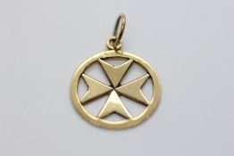 A YELLOW METAL MALTESE CROSS CHARM PENDANT.