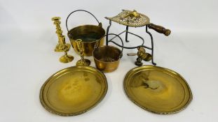 A GROUP OF VINTAGE BRASS WARE TO INCLUDE TWO SOLID BRASS JAM PANS,