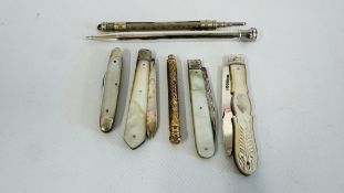 A GROUP OF SILVER BLADED FRUIT KNIVES (3),