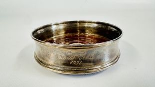 A SILVER WINE COASTER, SHEFFIELD 1996 MAKER RC, DIAM 12.5CM.