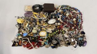 EXTENSIVE QUANTITY OF ASSORTED COSTUME JEWELLERY TO INCLUDE BRACELETS, NECKLACES, BROOCHES,