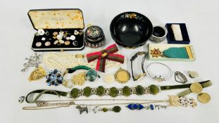 A BOX OF ASSORTED COSTUME JEWELLERY AND BROOCHES, WATCHES, EARRINGS ETC.