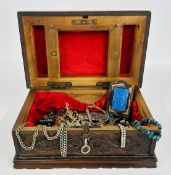 A VINTAGE CARVED HARD WOOD BOX AND CONTENTS TO INCLUDE VINTAGE AND MODERN COSTUME JEWELLERY BEADED