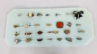 A GROUP OF 28 ASSORTED DRESS RINGS TO INCLUDE STONE SET AND ENAMEL EXAMPLES.