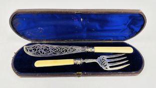 A CASED SET OF ANTIQUE SILVER FISH SERVERS, SHEFFIELD 1876 MAKER RICHARD MARTIN AND EBENEZER HALL.