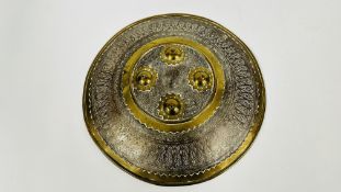 ANTIQUE INDO PERSIAN SHIELD WITH ENGRAVED DECORATION, DIAMETER 38CM.