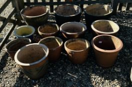 A GROUP OF TWELVE GARDEN POTS, THE LARGEST 36CM HIGH TO INCLUDE TERRACOTTA AND GLAZED EXAMPLES.
