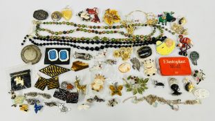A GROUP OF COSTUME JEWELLERY TO INCLUDE ENAMEL BROOCHES, PENDANTS AND BEADED NECKLACES ETC.