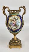 A VINTAGE SEVRES STYLE PORCELAIN VASE WITH GILDED ORMOLU HANDLES A/F, H 23CM.