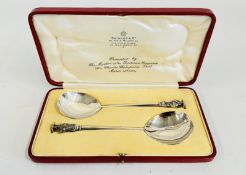 A CASED PAIR OF ANTIQUE SILVER APOSTLE SPOONS, BIRMINGHAM 1918, MAKER S.