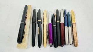 A GROUP OF MODERN AND VINTAGE PENS TO INCLUDE EXAMPLES MARKED WATERMANS, CROSS AND PARKER ETC.