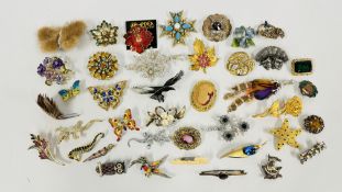 APPROXIMATELY 40 VARIOUS COSTUME JEWELLERY BROOCHES.