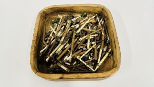A QUANTITY OF LACE BOBBINS TO INCLUDE VINTAGE EXAMPLES.