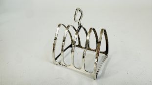 AN ANTIQUE SILVER TOAST RACK, BIRMINGHAM 1923, MAKER ELKINGTON & Co, L 7.5CM X H 10CM.