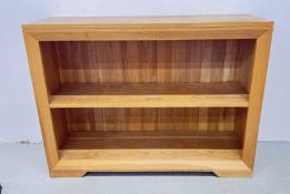 A GOOD QUALITY MODERN SOLID OAK BOOKSHELF, W 115CM X D 38CM X H 86CM.