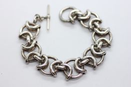 A SILVER DESIGNER LINK BRACELET (NO VISIBLE DESIGNER MAKE).