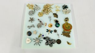 A GROUP OF 31 ASSORTED DRESS BROOCHES AND BADGES.