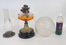 AN ANTIQUE OIL LAMP WITH DECORATIVE CERAMIC AND BRASS BASE,