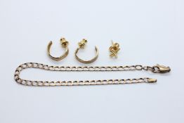 A 9CT GOLD FLAT LINK CURB BRACELET,