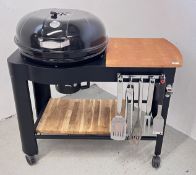 A KETTLE STYLE CHARCOAL BBQ COMPLETE WITH BBQ TOOLS.