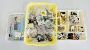 AN EXTENSIVE GROUP OF ASSORTED FASHION JEWELLERY TO INCLUDE NECKLACES AND EARRINGS, ETC.