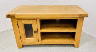 A MODERN LIGHT OAK ENTERTAINMENT STAND, W 89CM X D 44CM X H 51CM.