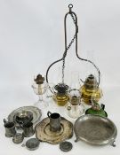 A VINTAGE HANGING PENDANT OIL LAMP + A FURTHER GROUP OF 4 VINTAGE OIL LAMPS AND A GROUP OF VINTAGE