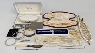 A GROUP OF ASSORTED COSTUME JEWELLERY TO INCLUDE SIMULATED PEARL NECKLACES, ENAMEL BRACELET,