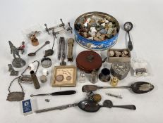 A TRAY OF COLLECTABLES TO INCLUDE PAIR OF KNIFE RESTS, DECANTER LABELS AND NUT CRACKER,