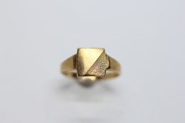 A 9CT GOLD SMALL LADIES SIGNET RING (UN-ENGRAVED).