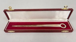 A STERLING SILVER REPLICA PAPER KNIFE OF A MEAT SKEWER IN PRESENTATION CASE, SHEFFIELD 1996,