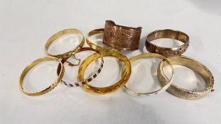 A GROUP OF ASSORTED BANGLES TO INCLUDE A VINTAGE ROLLED GOLD ENGRAVED STONE SET HINGED BANGLE.