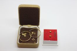 A PAIR OF 9CT GOLD CLOVER STUD EARRINGS + A PAIR OF YELLOW METAL KNOT STUD EARRINGS AND A PAIR OF