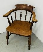 A VINTAGE OAK CAPTAINS CHAIR.