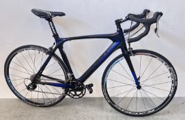 GIANT TCR 20 SPEED CARBON FRAMED ROAD RACING PUSH BIKE, WITH FULCRUM WHEELS.
