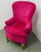 A HOT PINK UPHOLSTERED BEDROOM CHAIR.