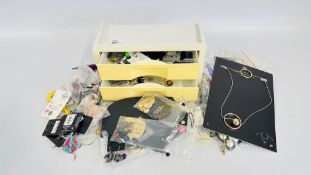 A LARGE GROUP OF ASSORTED FASHION JEWELLERY, EARRINGS AND NECKLACES, ETC.