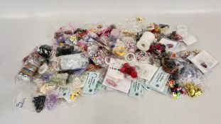 A SELECTION OF GEMSTONES, GLASS, SHELLS, ACRYLIC BEADS WITH SEVERAL REELS OF BEADING THREADS.