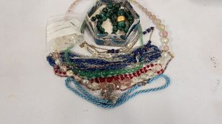A GROUP OF VINTAGE GLASS AND BEADED NECKLACES,