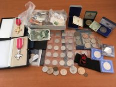 COINS: BOX OF MIXED INCLUDING 1953 'PLASTIC' SET (2), COLLECTABLE 50p (APPROX 20),
