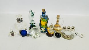 A GROUP OF SUNDRY CABINET ORNAMENTS AND PAPERWEIGHTS TO INCLUDE A MDINA EXAMPLE, SWAROVSKI STYLE,