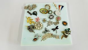 APPROX 27 ASSORTED COSTUME JEWELLERY BROOCHES TO INCLUDE SIMULATED PEARL AND STONE SET EXAMPLES.