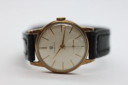 A VINTAGE 9CT GOLD CASED GENTS WRIST WATCH MARKED 